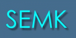 Text "SEMK" in leuchtendem Blau vor grauem Hintergrund.