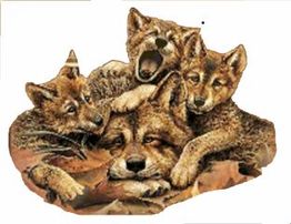 Ein Wolf mit drei spielenden Welpen in herbstlichem Laub.