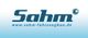 Logo von Sahm Fahrzeugbau mit Website-URL vor blauem Verlaufshintergrund.