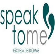 Logotipo con el texto "Speak to Me - Escuela de Idiomas" y dos símbolos de comillas a la derecha.