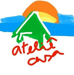 Desenho colorido de uma casa verde com sol ao fundo e as palavras "atelie casa" em vermelho.