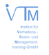 Logo mit blauer Schrift: Institut für Verhaltens-, Team- und Managementtraining GmbH.