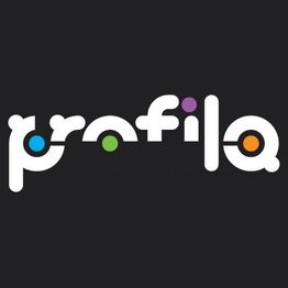 Logo di "profila" su sfondo nero, con lettere bianche e punti colorati.