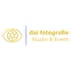Logo von "dai fotografie" mit einem stilisierten Kamera-Auge und dem Text "Studio & Event".
