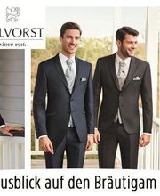 Drei Männer in eleganten Anzügen, die bei einer Hochzeit posieren, "WILVORST" oben im Bild.