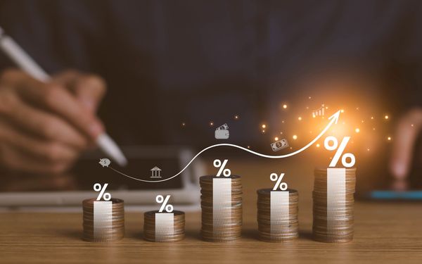 Aufeinander gestapelte Münzen symbolisieren die getätigten Investitionen eines Unternehmens.