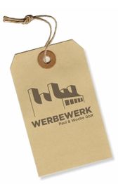 Beigefarbener Anhänger mit Firmennamen "WERBEWERK Paul & Woche GbR" und Logo, am Band befestigt.