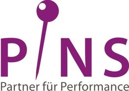 Logo mit Schriftzug "PINS" und Untertitel "Partner für Performance" in lila und grau.