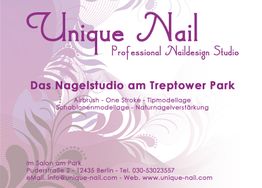 Lila Flyer eines Nagelstudios mit floralen Mustern und Kontaktinformationen.