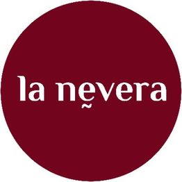 Círculo burdeos con texto blanco "la nevera".