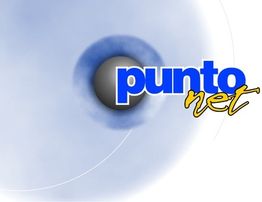 Texto "punto net" en azul y amarillo sobre fondo blanco con un círculo gris difuminado.
