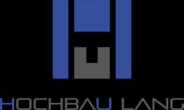 Logo mit blauen und grauen Formen auf schwarzem Hintergrund. Text: "Hochbau Lang".