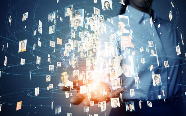 Globales Kommunikationsnetzwerkkonzept in Form eines 3 dimensionalen Spacestrudels mit Bildern von Personen über einer geöffneten Hand. 