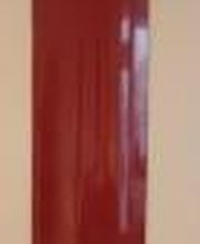 Rote, gewölbte Wandlampe an cremefarbener Wand montiert.