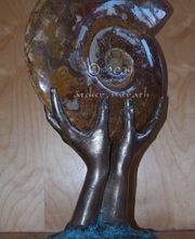 * Hände Kunstguß mit opalisierte versteinerte Schnecke