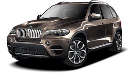 Brauner BMW SUV auf weißem Hintergrund, Vorderansicht.