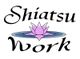 „Shiatsu Work“-Logo mit rosa Lotusblüte auf blauem Wasser.