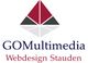 Logo mit roten und grauen Dreiecken, Text: "GOMultimedia Webdesign Stauden".