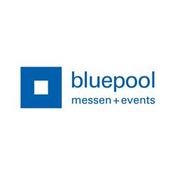 Blaues Quadrat mit weißem Zentrum, daneben Schriftzug „bluepool messen+events“ in Blau.