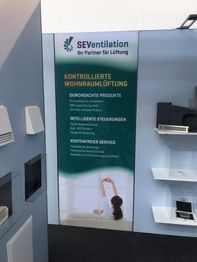 Banner für Wohnraumlüftung mit Infos zu Produkten und Service. Frau hebt Arme im Bild unten.