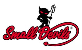 Kleiner schwarzer Teufel mit Dreizack, daneben in rot der Schriftzug "Small Devils".