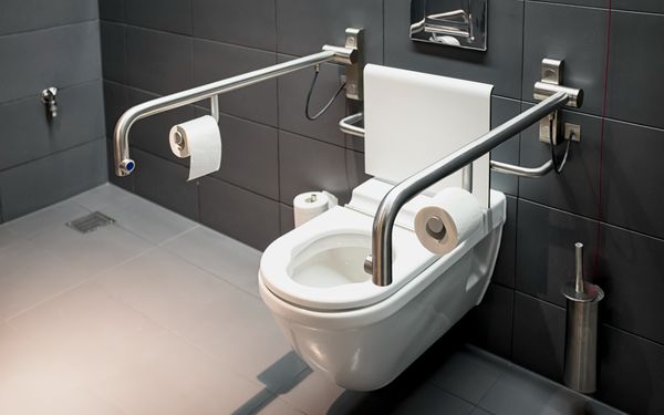 Barrierefreies Bad und Toilette mit Handlauf für behinderte oder alte Menschen