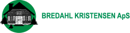 Logo med en træhytte og teksten "Bredahl Kristensen ApS" i grøn skrift.