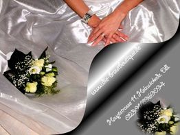 Braut in weißem Kleid mit Blumenstrauß und gefalteten Händen; Kontaktinfo im Bild.