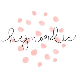 Schriftzug "hejnordic" umgeben von rosa Punkten auf weißem Hintergrund.