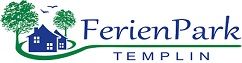 Logo des Ferienparks Templin mit einem blauen Haus, Bäumen und Vögeln auf grünem Hügel.