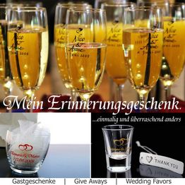 Personalisierte Gläser und Anhänger als Gastgeschenke auf einer Hochzeit.