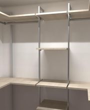 Struttura aperta in legno e metallo per stoccaggio su parete bianca.