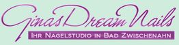 Ginas Dream Nails Logo: Lila Schriftzug auf grünem Hintergrund, Nagelstudio Bad Zwischenahn.