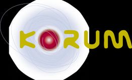 Stilisiertes Atom mit rotem Kern, gelbem Text "KORUM" vor schwarzem Hintergrund.