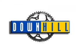 Blau-gelbes "DOWNHILL"-Logo vor einem schwarzen Fahrradritzel-Hintergrund.