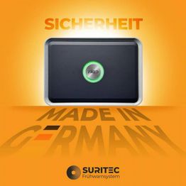 Sicherheitssystem von Suritec, hergestellt in Deutschland, auf orangefarbenem Hintergrund.