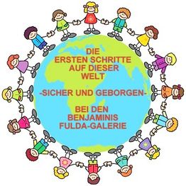 Kinder halten sich um die Erde herum an den Händen, mit buntem Text in der Mitte.