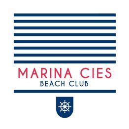 Logo de "Marina Cies Beach Club" con líneas azules horizontales y un timón marino en la base.
