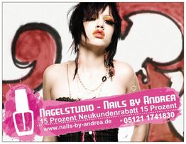 Frau mit dunklem Make-up vor Graffiti-Wand. Text: Nagelstudio, 15% Rabatt, Kontaktdaten.