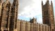 Prédio do Parlamento de Londres com céu nublado ao fundo.