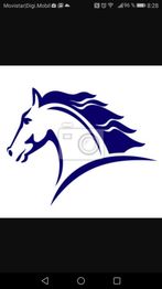 Ilustración de la cabeza de un caballo azul estilizado con crin al viento sobre fondo blanco.