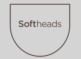 Logo de Softheads, texto marrón dentro de un escudo gris claro.