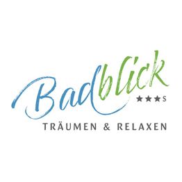 Logo mit Schriftzug "Badblick", drei Sternen und dem Slogan "Träumen & Relaxen".