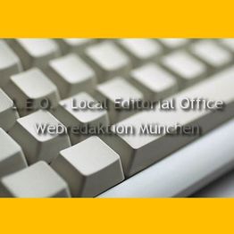 Computertastatur in Nahaufnahme mit gelbem Rand und Text: "L. E. O. - Webredaktion München".