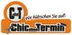 Logo mit Text: "Chic ohne Termin - Wir hübschen Sie auf!" Hintergrund in Orange. Schere und Kamm.