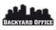 Stilisierte Stadtsilhouette mit dem Text „BACKYARD OFFICE“ in schwarz und weiß.