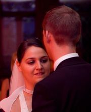 Hochzeitstanz eines gluecklichen Brautpaares