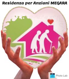 Illustrazione di casa per anziani su sfondo a forma di cuore tra mani che la sorreggono.