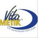 Logo mit Text "Vita METIK - Die Gesundheitspflege" und einem blauen Halbkreis-Pfeil.
