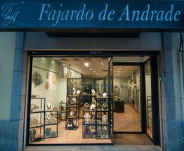 Tienda de joyas "Fajardo de Andrade" con vitrinas llenas de collares y adornos.